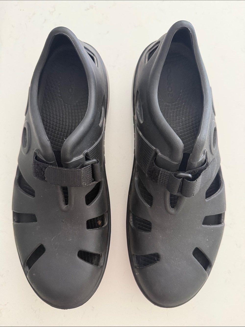 Oofos Oocandoo Sandal